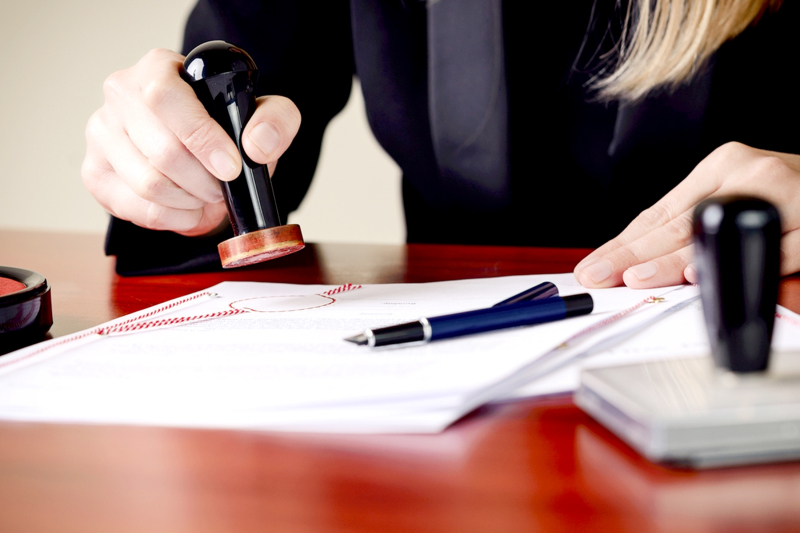 Нотариусы смогут отказать человеку в оформлении сомнительных сделок